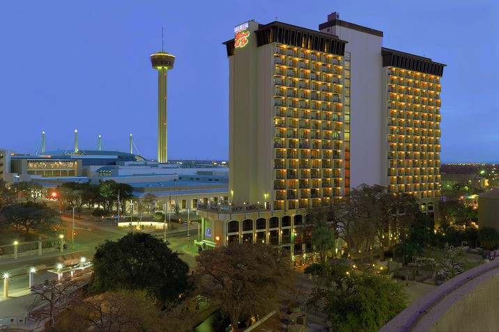 Hilton Palacio skyline